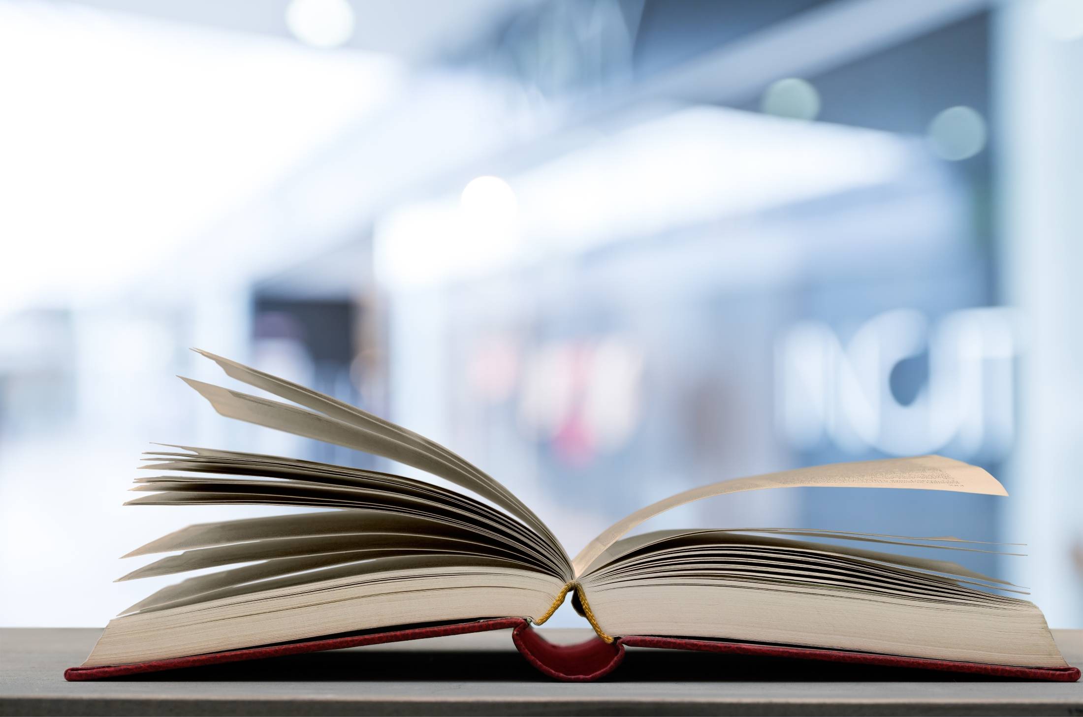 книга на столе учить маркетинг